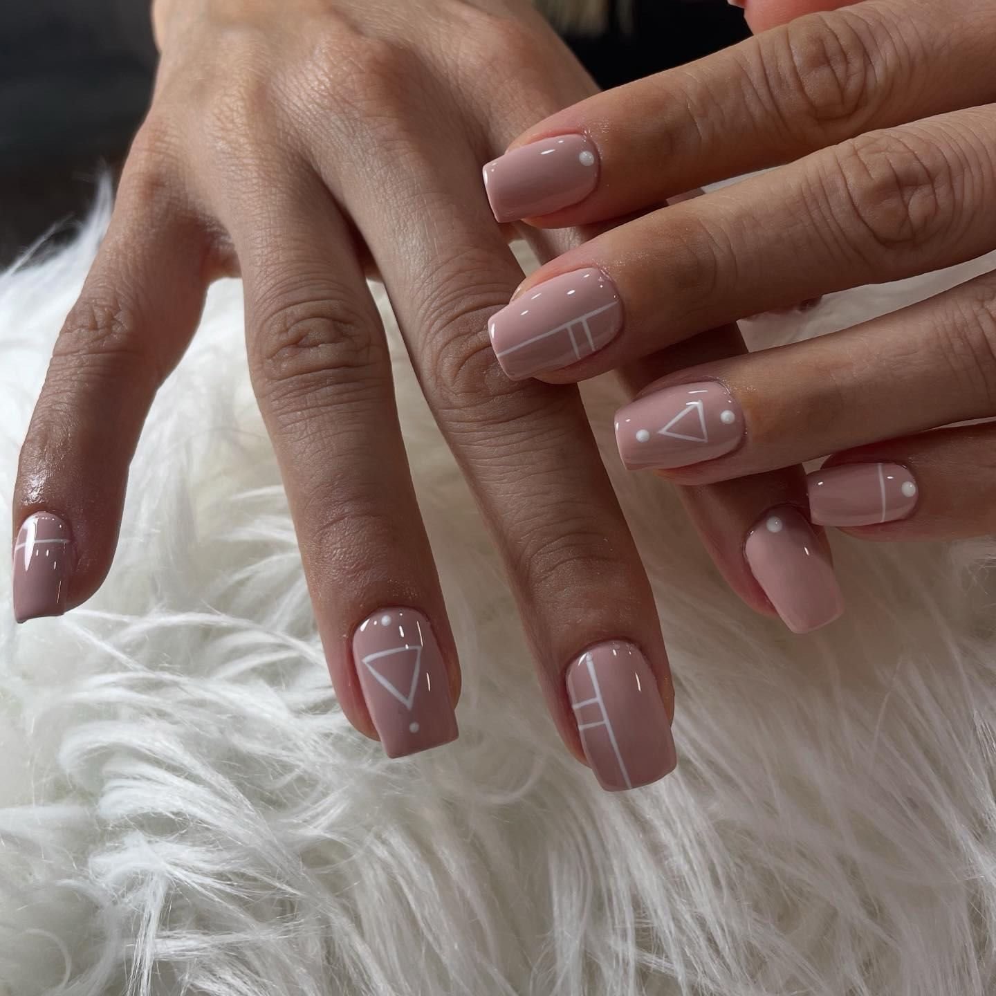 Manicura con refuerzo y semipermanente con nail art abstracto
